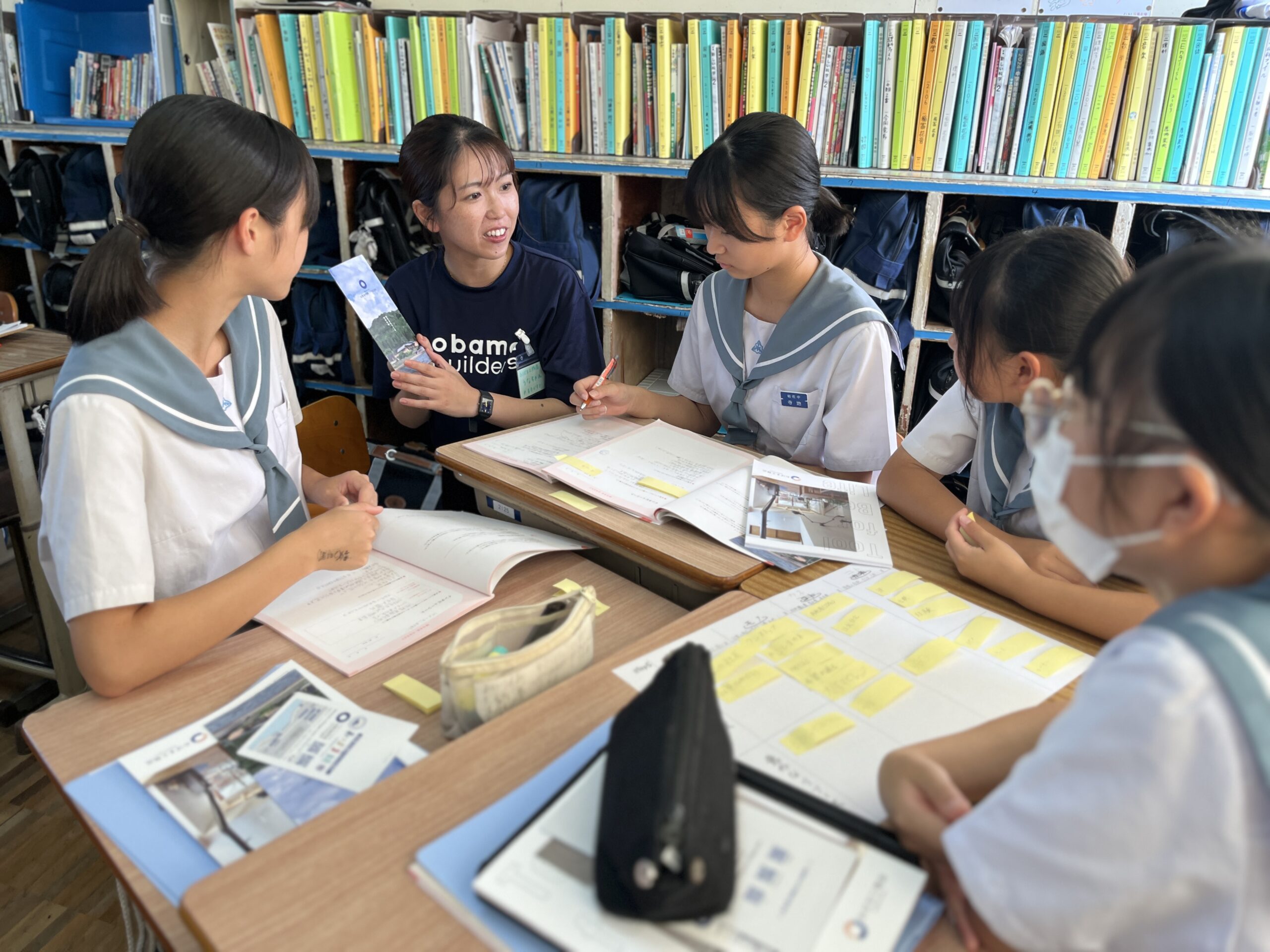 企業との出会いの中で生徒が地域の大人と対話している活動風景