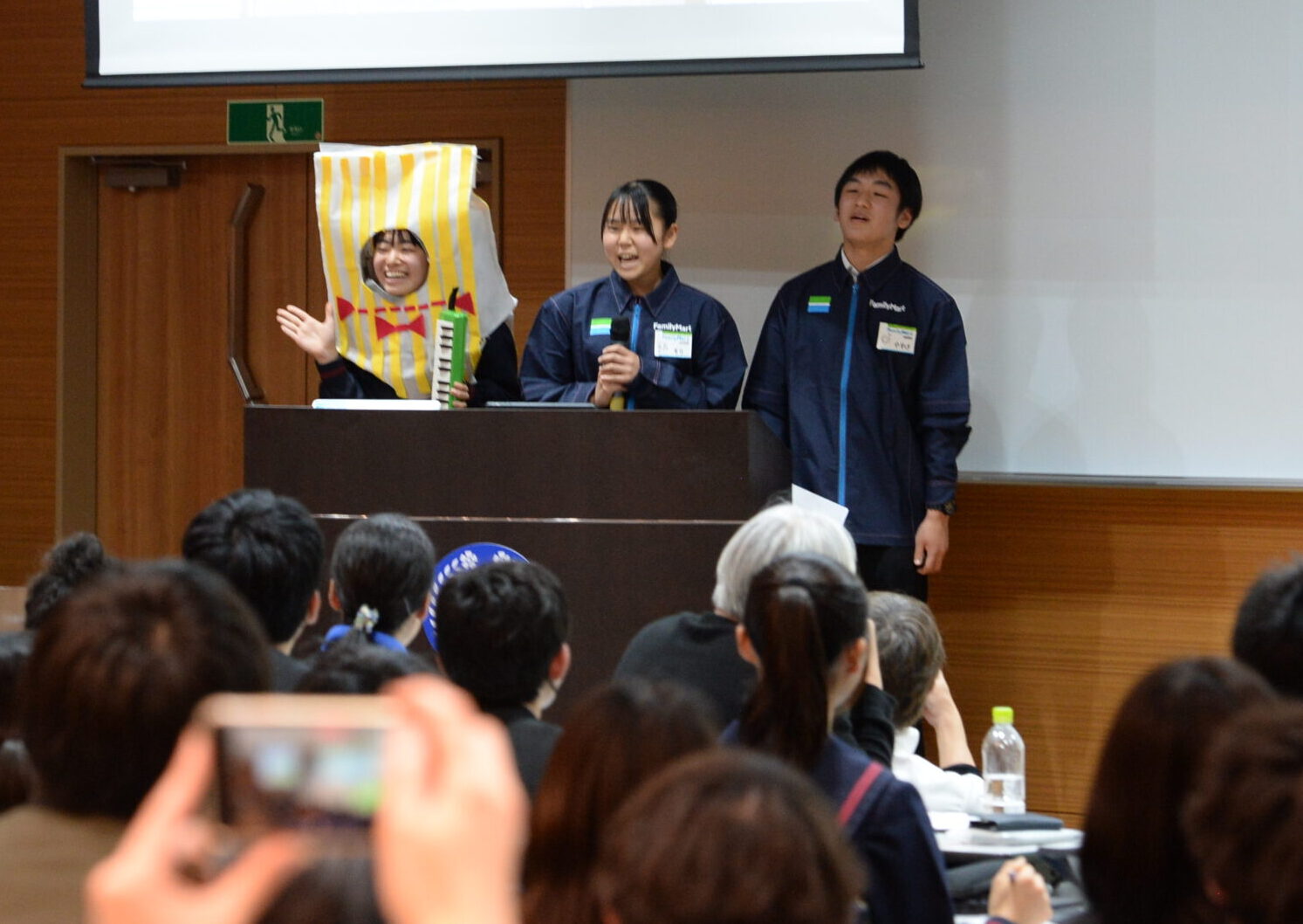 生徒と企業が出会い、地域の仕事について対話しているかごたんの活動風景