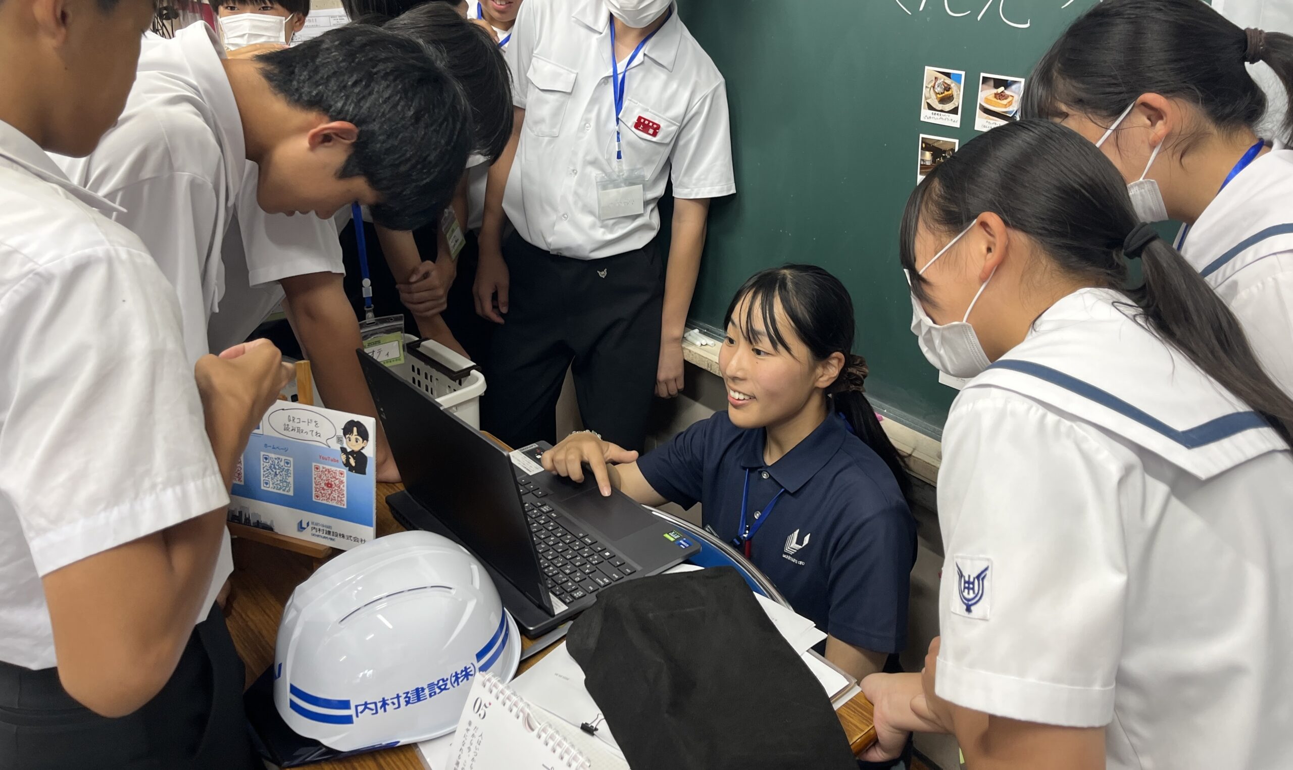 企業との出会いの中で生徒が地域の大人の話を聞いている活動風景