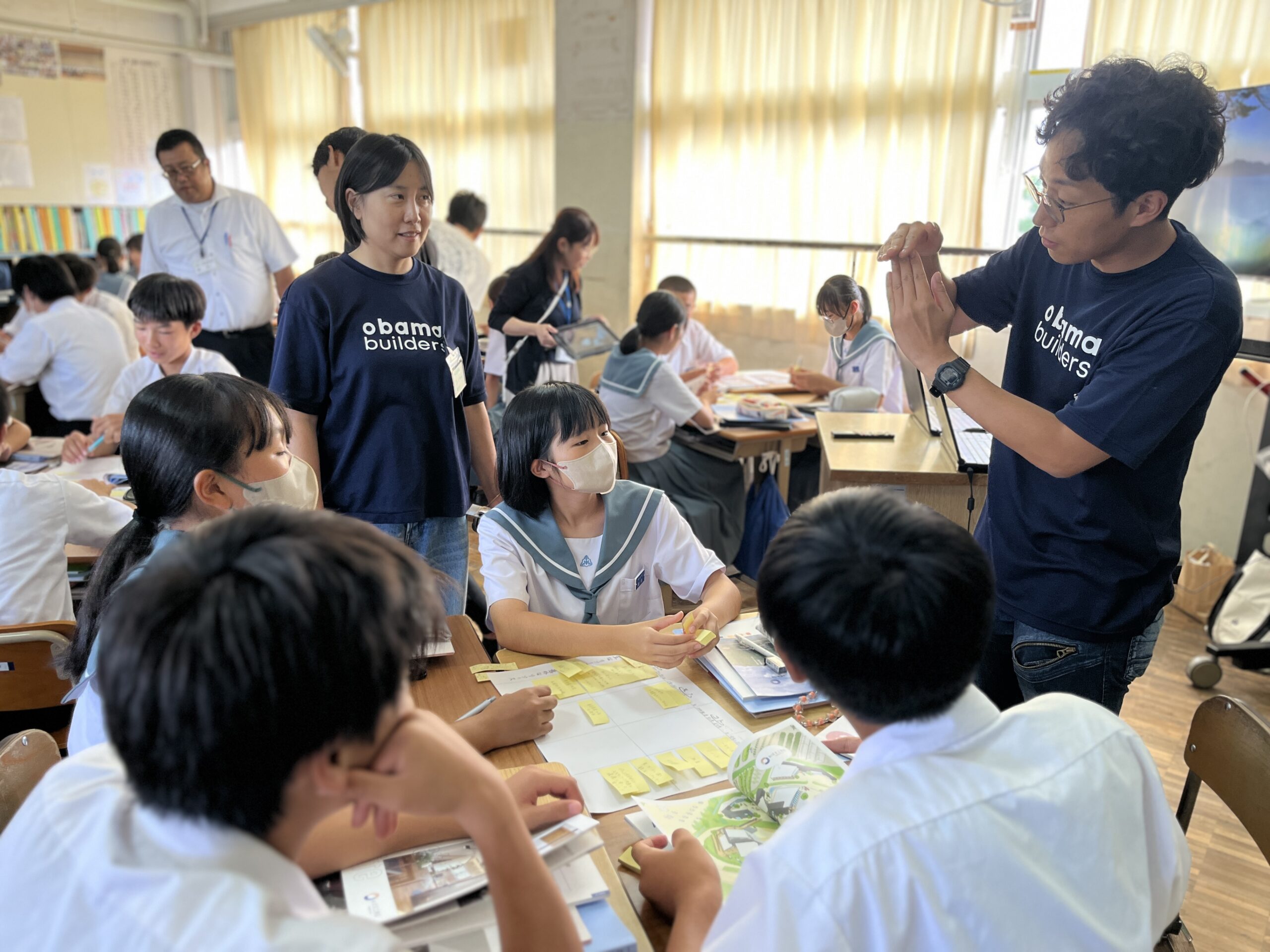 教室で生徒たちが企業や地域について学んでいる活動風景